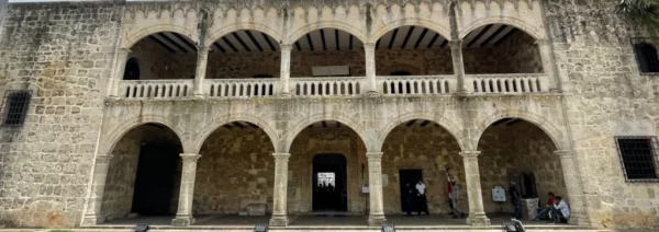 Arquería doble del Alcázar de Colón.  fotos: César Langa Ferreira