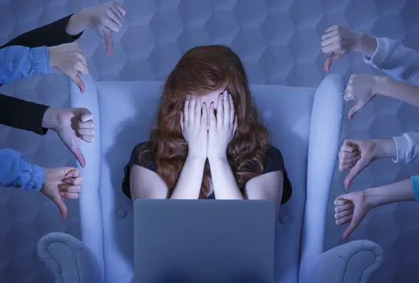 niña en redes salud mental