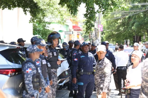Policías en las afueras del Palacio de Justicia del Distrito Nacional