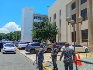 Agentes de la Policía en las afueras del Palacio de Justicia del Distrito Nacional