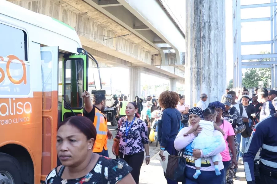 señora con niño en la fila del metro señora con niño en la fila del metro