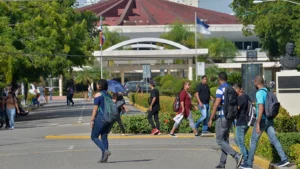 Estudiantes caminando en la UASD