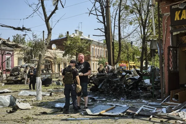 Los servicios de emergencia inspeccionan el lugar de un ataque con drones en una zona residencial de Járkov.