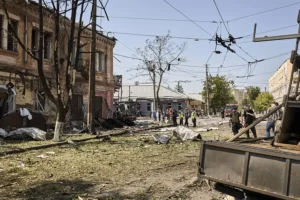 Los servicios de emergencia inspeccionan el lugar de un ataque con drones en una zona residencial de Járkov.