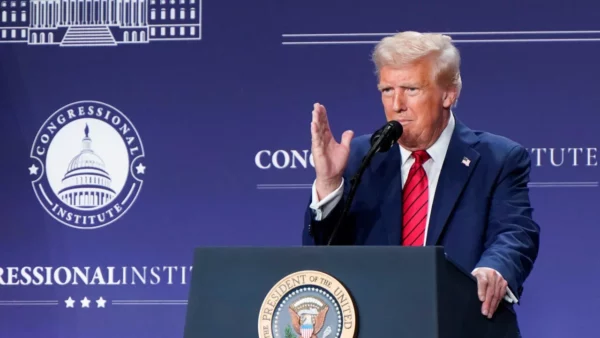 Trump rubrica su ley de recorte fiscal y presupuestario y dice que es su “mayor victoria"