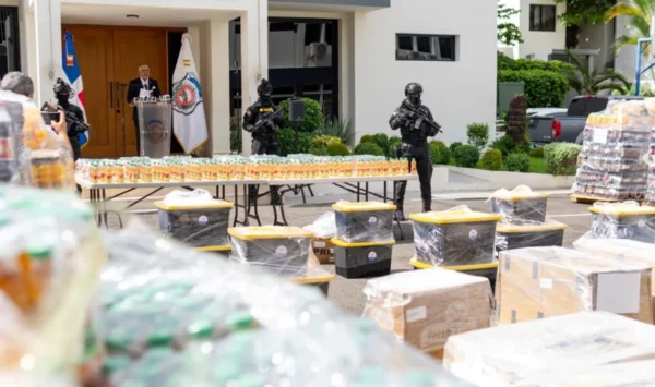 El alijo de cocaína líquida fue presentado ayer en la sede de la DNCD