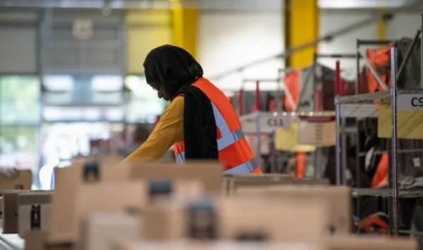 Disney, Walmart y Amazon despiden los trabajadores con estatus laboral temporal.