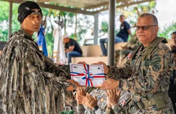 Ministro Fernández Onofre entrega certificado.