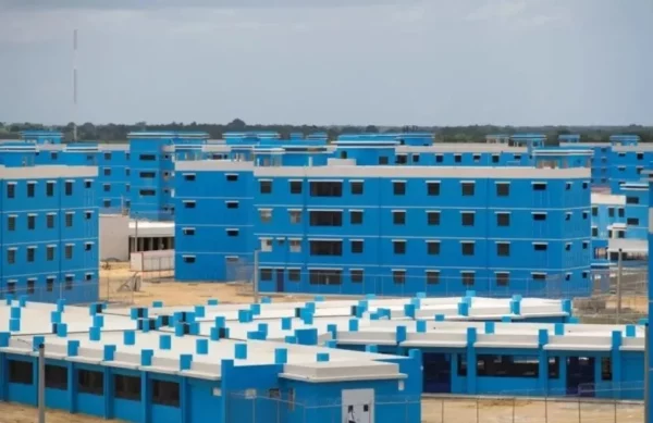 Vista de varios de los bloques de la cárcel en construcción.