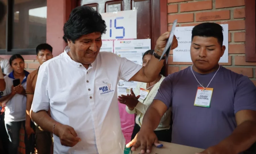 El expresidente de Bolivia, Evo Morales, deposita su voto. El expresidente de Bolivia, Evo Morales, deposita su voto.
