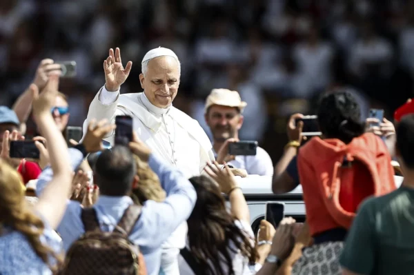 El papa León XIV rodeado de jovenes de todo el mundo en un multitudinario jubileo, en Roma.