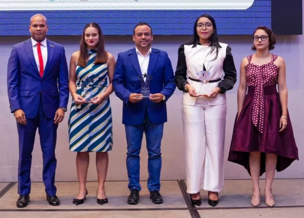 Miguel Otáñez destacó que este galardón busca visibilizar realidades que impactan a los jóvenes.