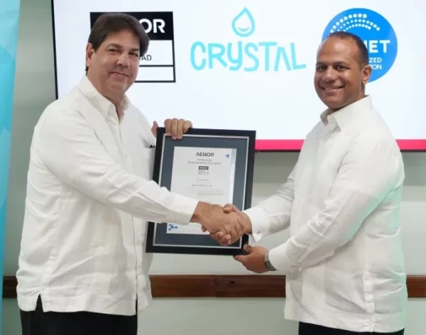 Enrique Noboa recibe la certificación de manos de Ariel Espejo, director de AENOR.