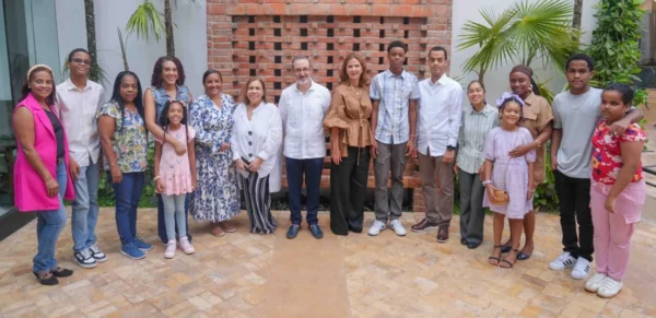 Ejecutivos de la entidad junto a cronistas y  familia.