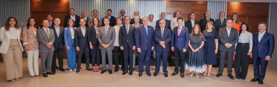 Los representantes de la cúpula que participaron ayer en el encuentro con el ministro de Hacienda, como parte de un ambiente de acercamiento.