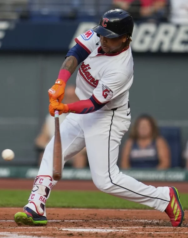 José Ramírez, de Cle veland, maneja el bate como un artista para pegarle fuerte a  la pelota.   Ap