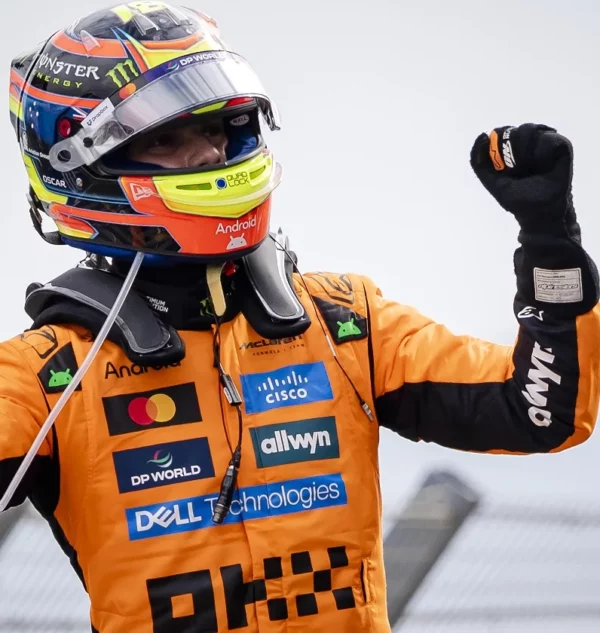 Oscar Piastri levanta los puños tras obtener la victoria.