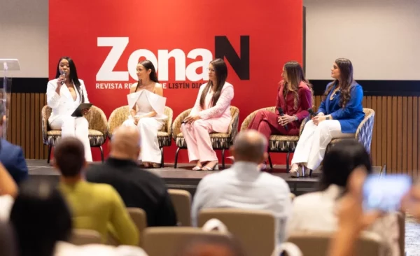 Ejecutivas de la revista durante el panel celebrado en Santiago.