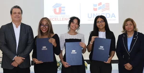 Los jóvenes estudiantes que recibieron las becas por su buen rendimiento.