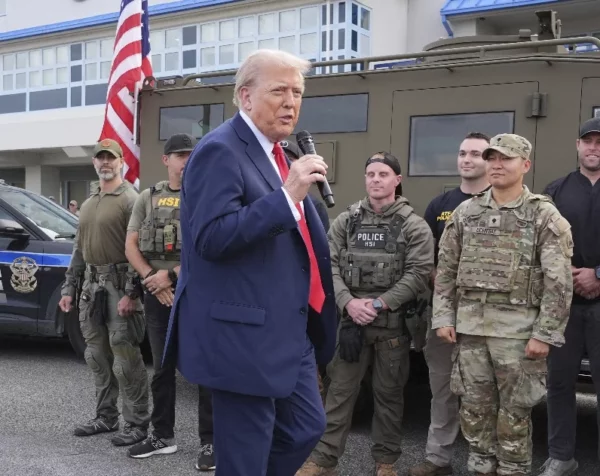 Trump rodeado de  300 efectivos de la Guardia Nacional.