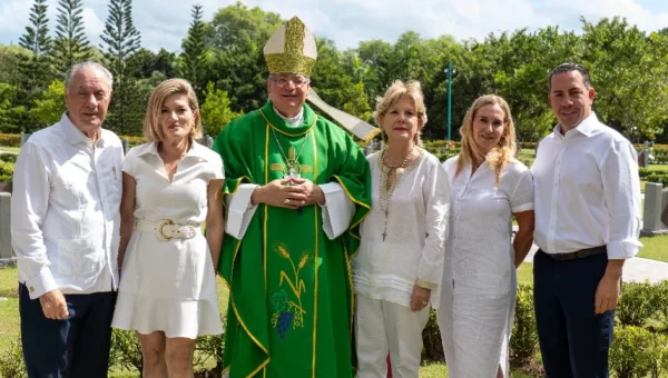 Leonardo Vargas, Michelle Selman, S.E.R.  monseñor Amable Durán Tineo, Norma de Vargas, María González y Lenny Vargas.