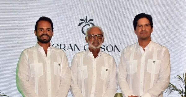 Roy Galván, Roy Galván E. Máximo Galván.