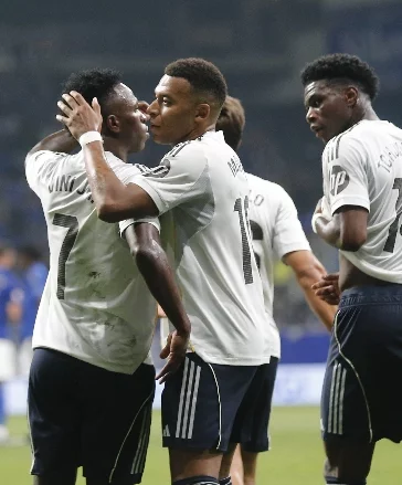 Jugadores del Real Madrid celebran triunfo . Jugadores del Real Madrid celebran triunfo .
