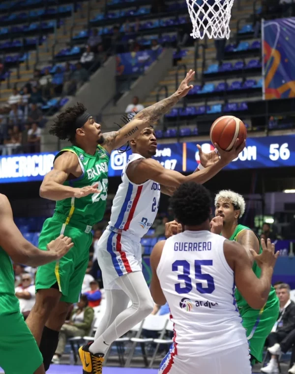 Jassel Pérez intenta realizar un canasto durante partido entre Dominicana y Brasil.