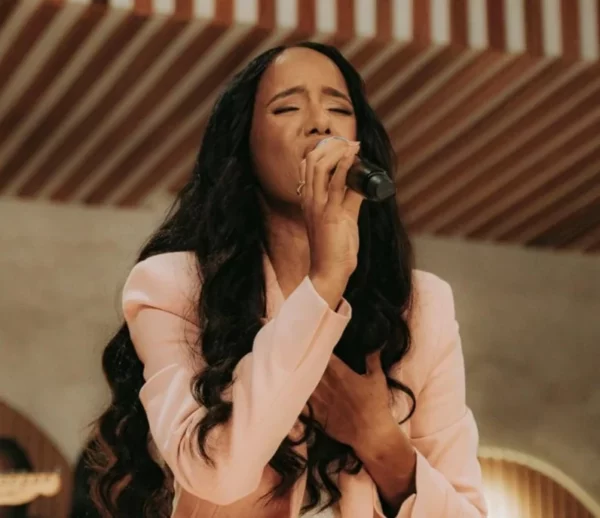 Naomi Almonte   planea colaborar con otros artistas.