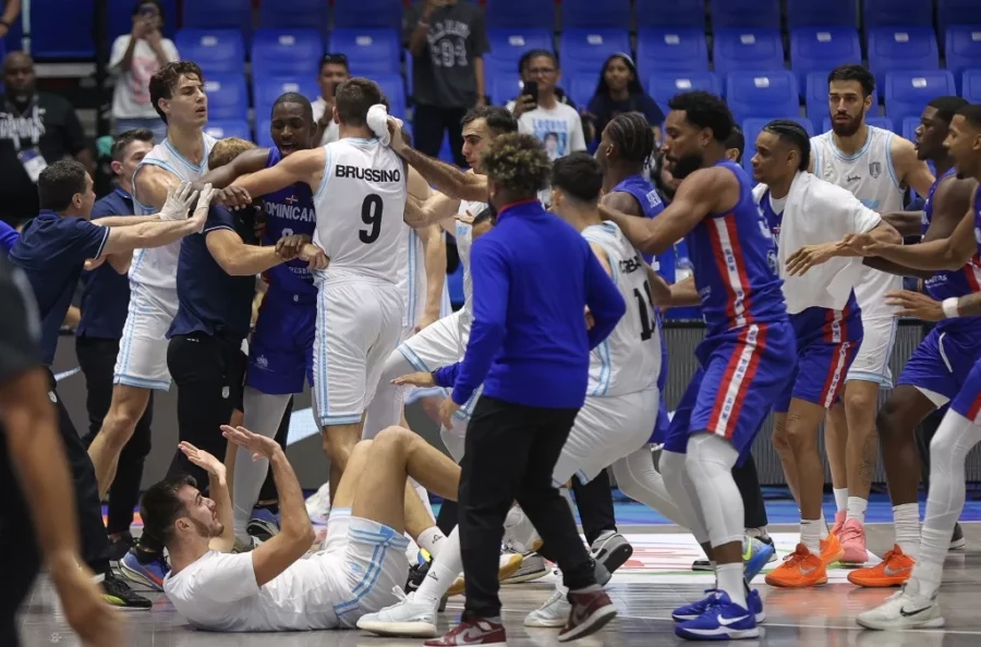 Jugadores de República Dominicana y Argentina fueron  centro  de atención el domingo tras una pelea en la AmeriCup .  EFE