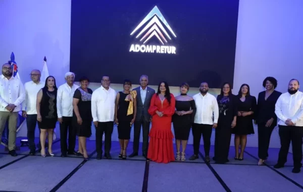 Sarah Hernández junto al ministro Joel Santos y su junta directiva de Adompretur.