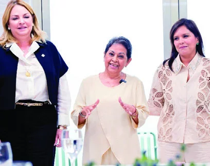 Patricia Bisonó, Carmen Alicia Quijano de Aguilera y Johanna Aguilera Quijano. Patricia Bisonó, Carmen Alicia Quijano de Aguilera y Johanna Aguilera Quijano.