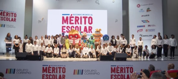 Los niños reconocidos en el programa Mérito Escolar por  mantener un promedio académico superior a 90 puntos y un comportamiento ejemplar durante el pasado  año escolar.