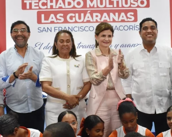 La vicepresidenta Raquel Peña y ministro Kelvin Cruz hacen entrega de Techado Multiusos Las Guáranas.