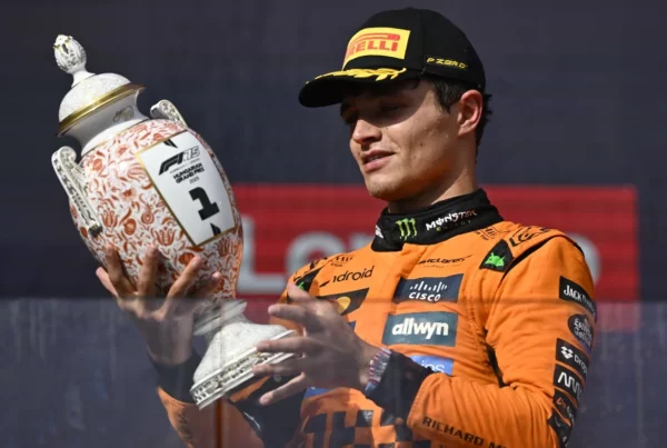 El piloto inglés LandoNorris, de McLaren, celebra eufórico, el triunfo en el GP de Hungría.