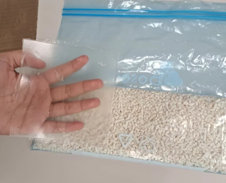 Muestra de pellets de bioplásticos y una lámina de bioplástico.   Análisis de ciclo de vida  miden  su desempeño ambiental.