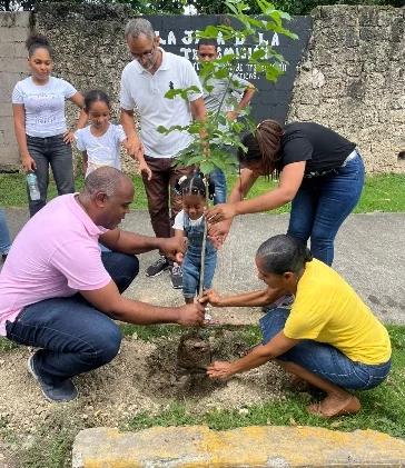 Integrantes de la Fundación Ecológica  Renacer.