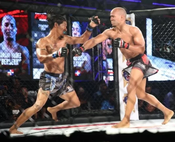 Aspecto de la pelea entre De Jesús Soriano y Varoni Núñez.