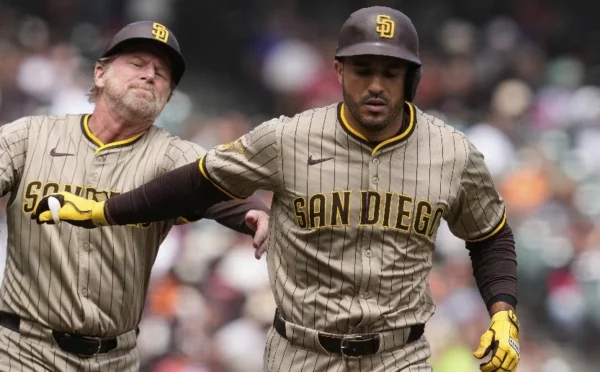 Ramón Laureano saluda el coach de tercera, luego del jonrón.