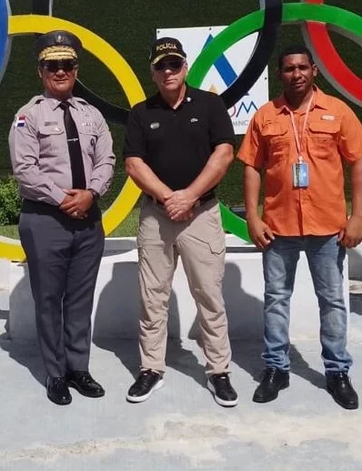Jacobo Mateo, junto a los generales que presiden la  USIP.