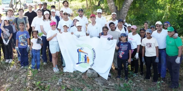 Los voluntarios que participaron en la jornada de reforestación.