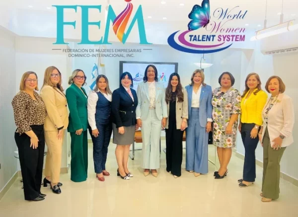 Rossy Escotto  Minaya y  Alejandra  Herrera Directora del Capítulo Rep. Dom, de la Worl Woman Talent Sistems, junto a relacionadas.
