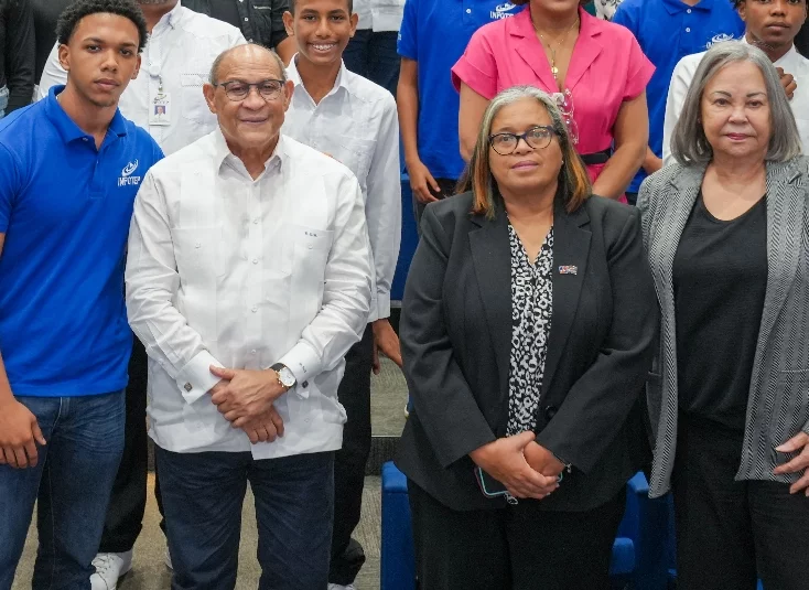 Rafael Santos Badía junto a jóvenes pasantes. Rafael Santos Badía junto a jóvenes pasantes.