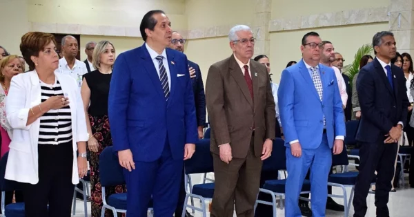 Virginia Laureano, Víctor Atallah, ministro de Salud; Mario Bournigal, Juan Gerardo Mesa y James Collins.