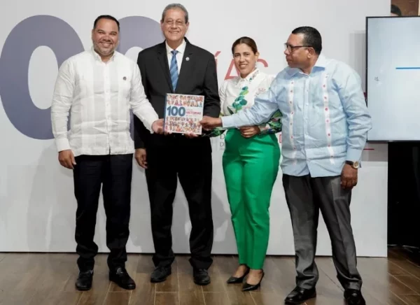 Pablo Ulloa junto a colaboradores.