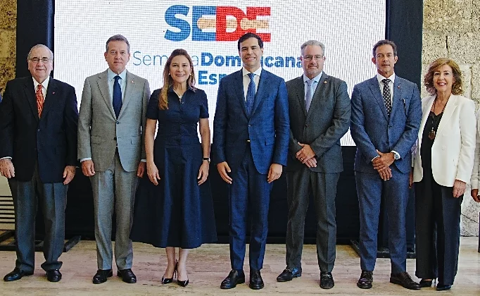 Autoridades del Gobierno en rueda de prensa.