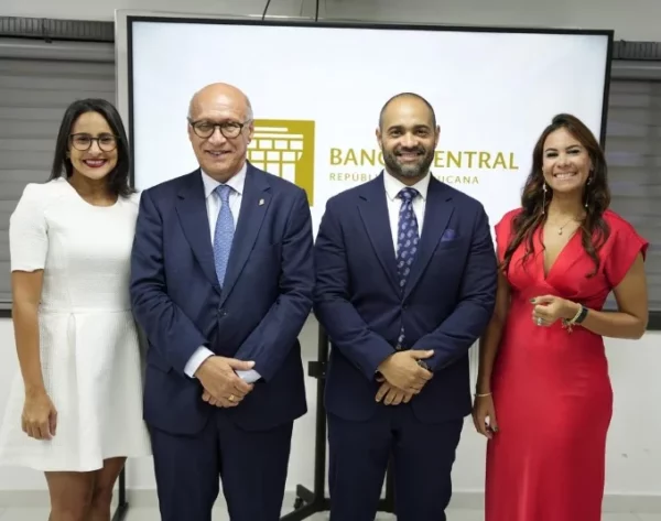 Ángelo Viro y Eric Moreno, junto a  directivas de ANEIH, Jessica Calcagno e Indhira Jiménez.