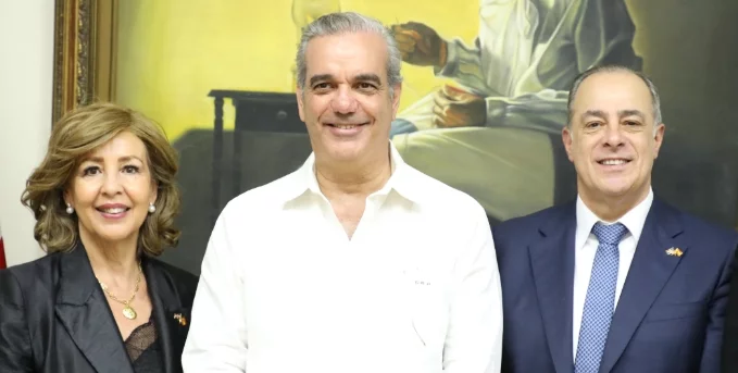 Directivos de la entidad junto al presidente Luis Abinader.