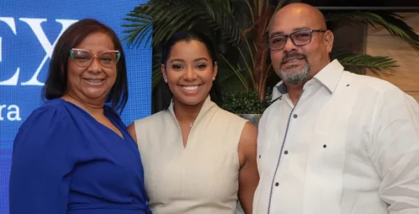 Stephany Rosario junto a sus padres Wanda Zarzuela y Ernesto Rosario.