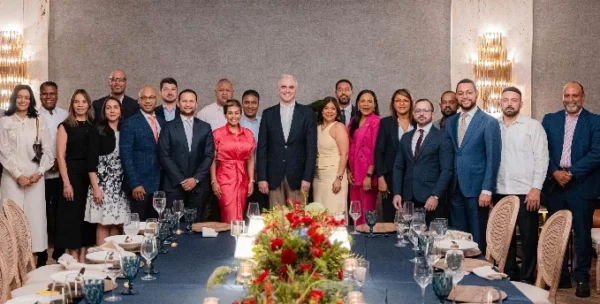 Luis Miguel de Camps junto  a comunicadores.